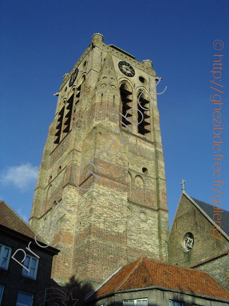 L'Eglise Saint-Nicolas - ici la tour, est un exemple typique d'une hallekerk gothique de Flandre occidentale. Son clocher en brique abrite l'une des plus anciennes cloches de Flandres (la Bomtje, fondue en 1379). (Photo A. Vanderlynden, 01/01/2007)